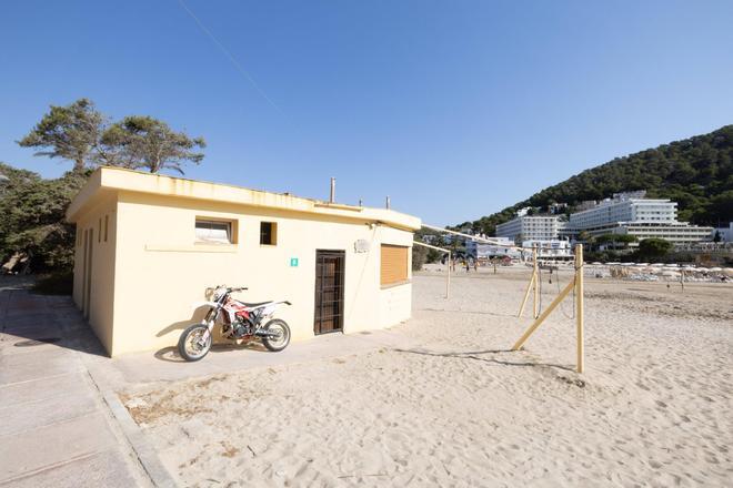 Los chiringuitos de Cala Llonga cerrados, en imágenes