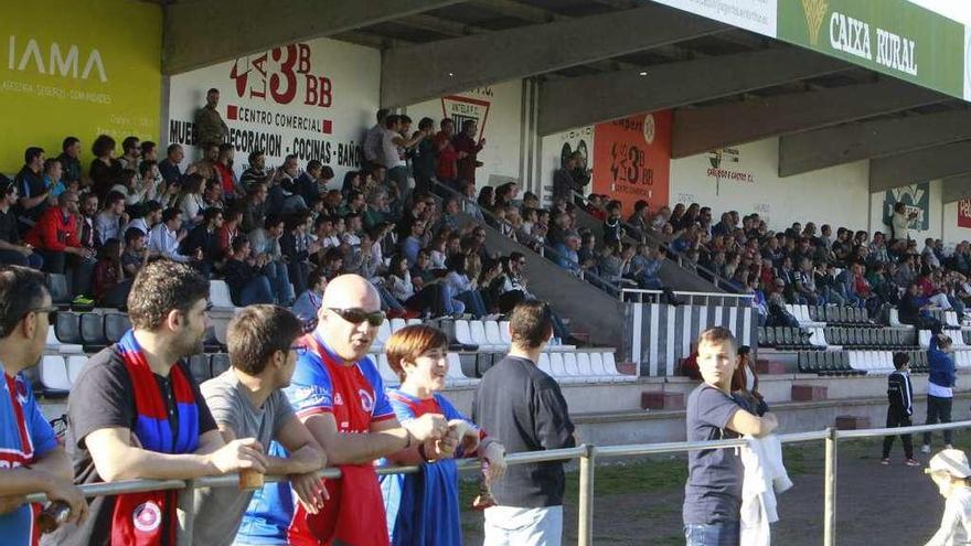 La UD Ourense gana en Xinzo y acaricia un ascenso que ya celebra el Bande