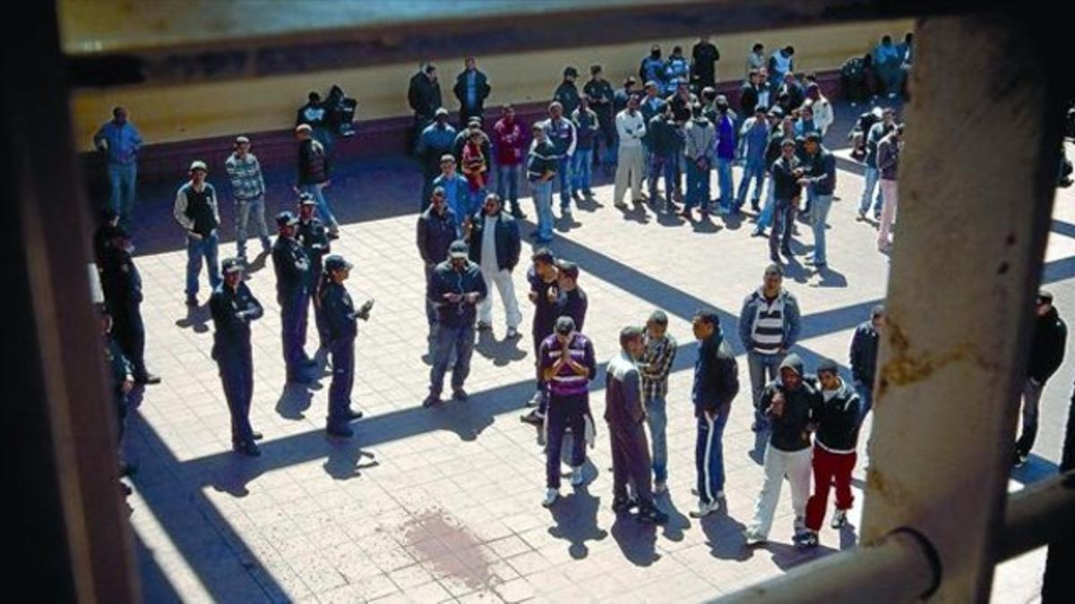 Vista desde las habitaciones 8 Los internos, reunidos en el patio y tutelados por varios policías, en una imagen tomada ayer desde una habitación del centro de internamiento.