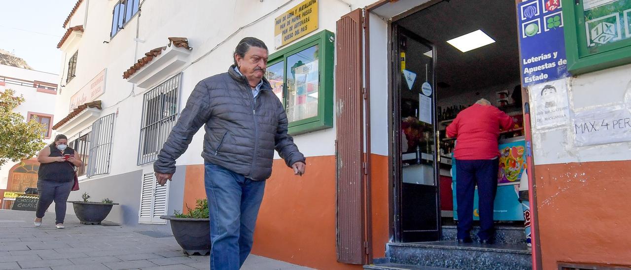 Varios vecinos junto a una tienda en Artenara.