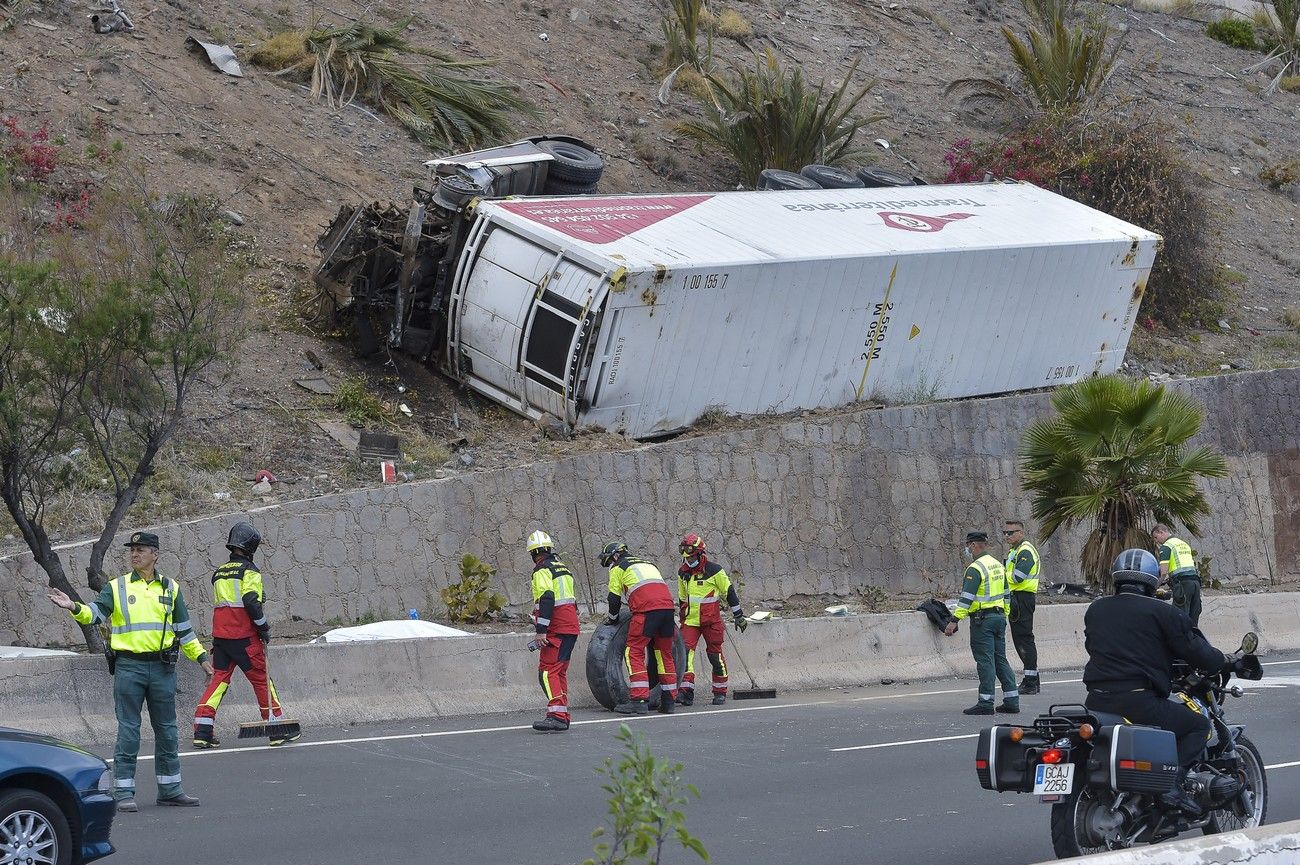 Accidente de un camión en una ladera cerca de La Laja