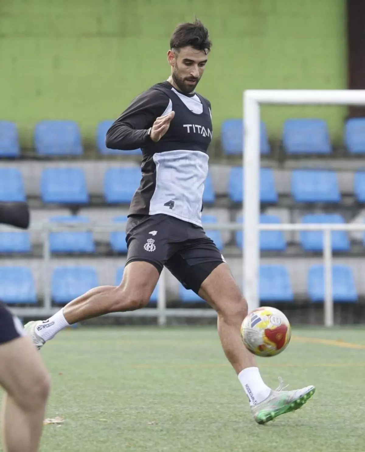 Un club histórico del fútbol asturiano, tras los pasos de un central del Avilés
