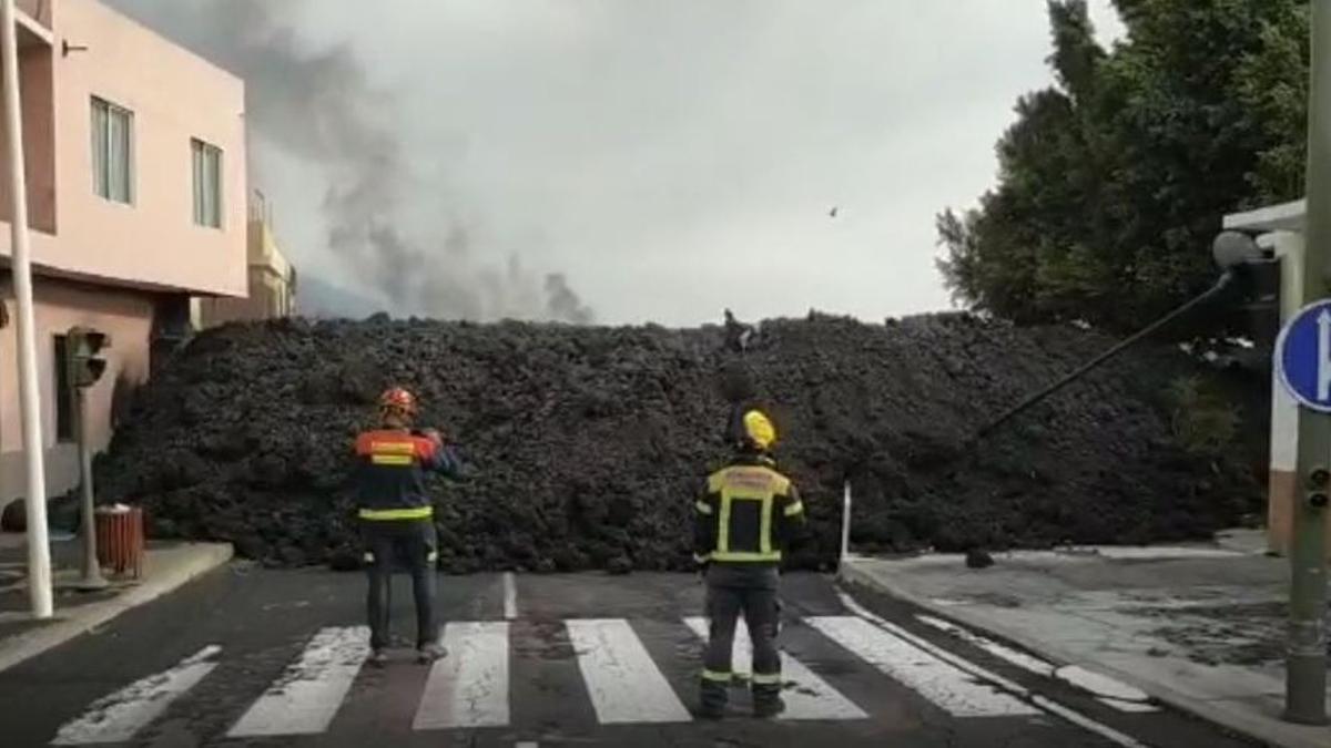 Avance de la colada en el barrio de La Laguna (Los Llanos de Aridane). / BOMBEROS GRAN CANARIA