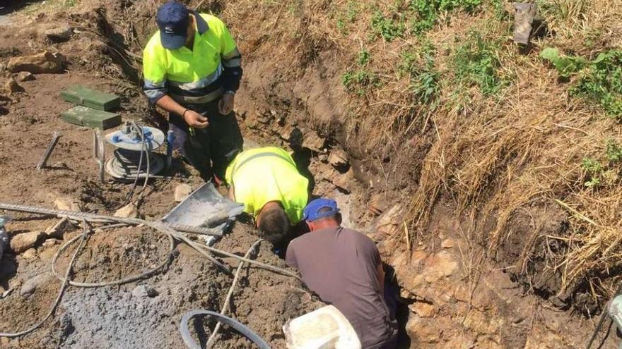 Trabajadores municipales repusieron el tramo de tubería afectado.