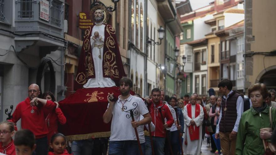 Procesión de San Pedro por la calle de Rivero el año pasado.