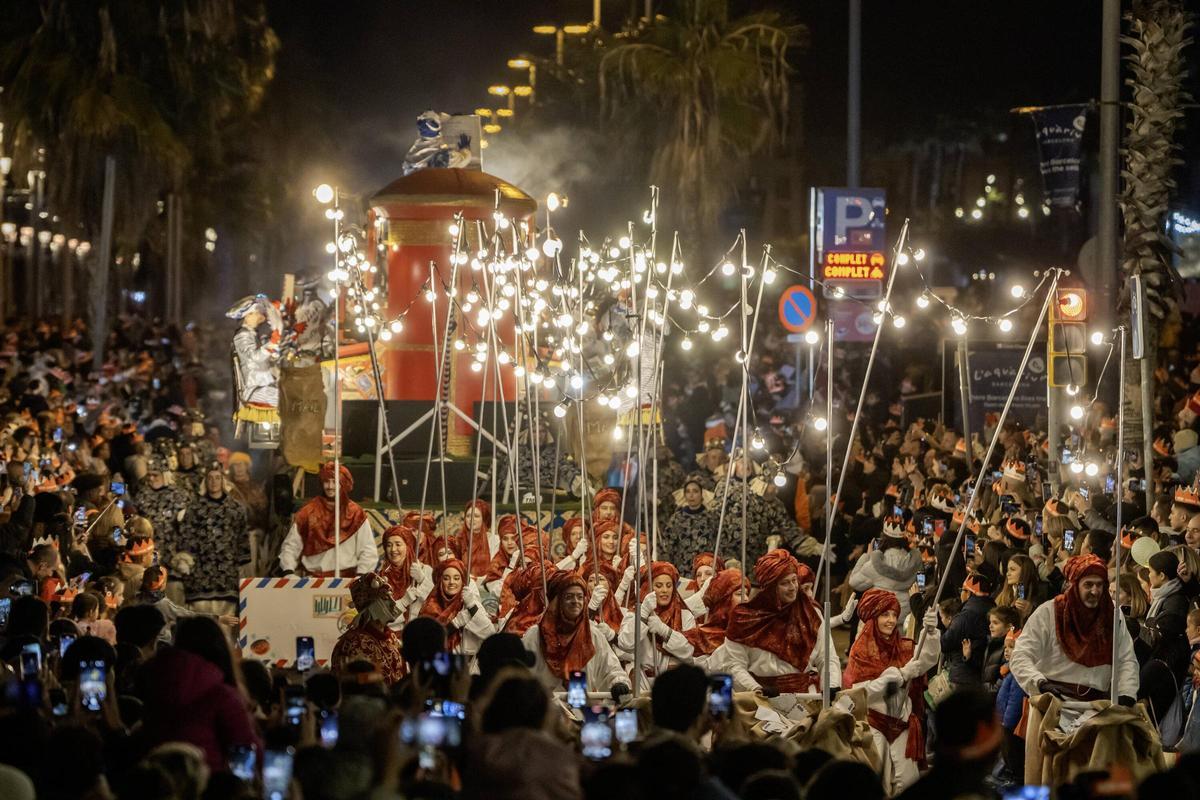 Miles de personas colman la costa de Barcelona para dar la bienvenida a los Reyes Magos