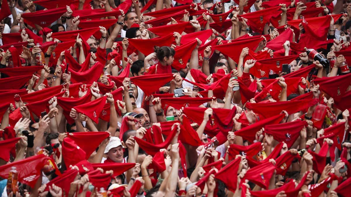 Cientos de personas disfrutan tras el chupinazo en la Plaza Consistorial de Pamplona este miércoles dando comienzo a los Sanfermines 2022. 