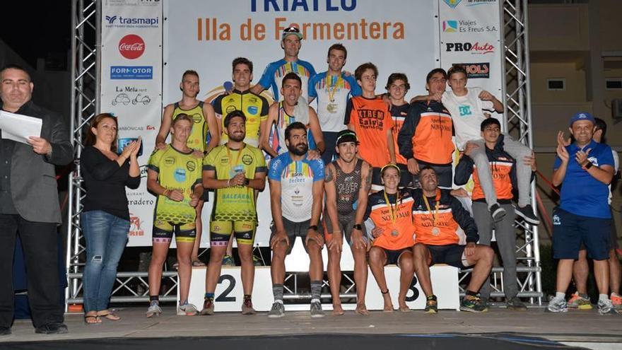 Los equipos ganadores de la quinta edición del Triatló Olímpic Illa de Formentera.