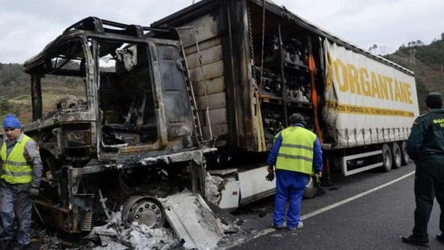 El fuego calcinó por completo la cabina del camión y afectó además a parte de la carga de motores de automoción.  // Brais Lorenzo