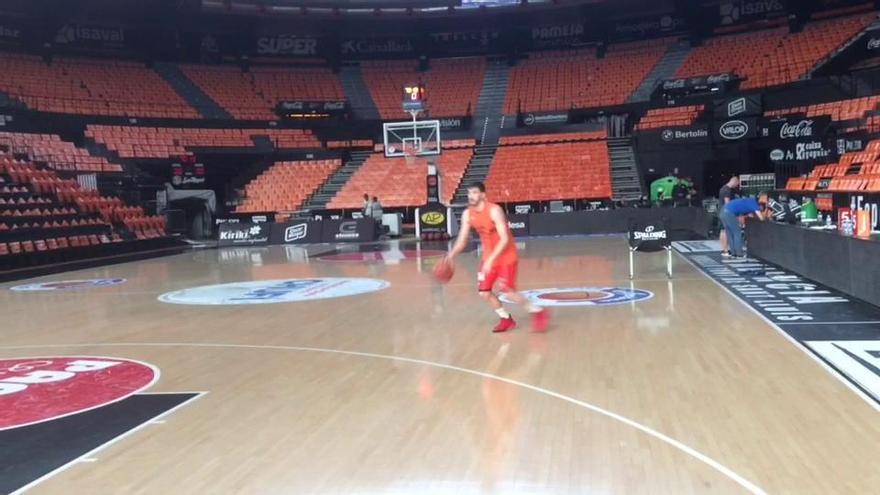 Calentando muñecas antes del Valencia Basket - Baskonia