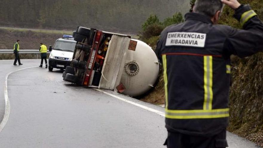 El camión volcó sobre un talud en el kilómetro 29 de la OU-212, en A Ermida, Beade.  // Brais Lorenzo