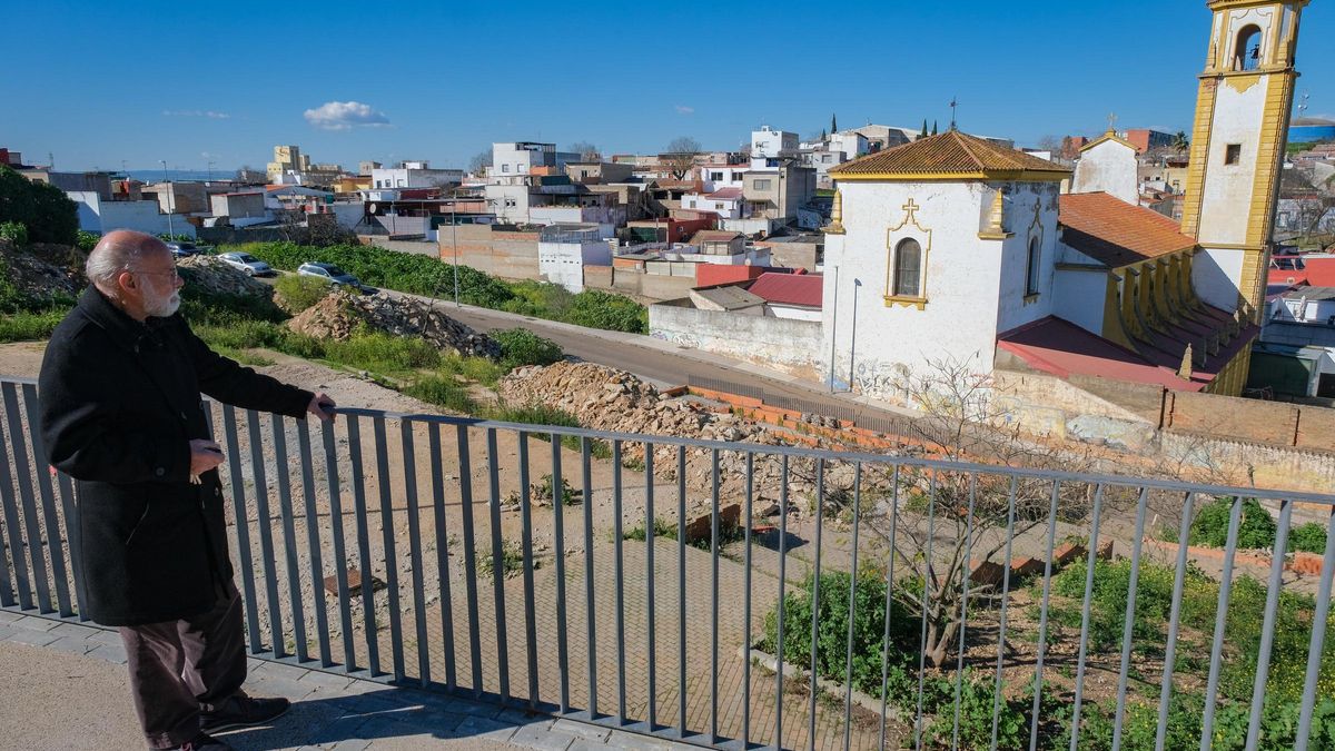 Ricardo Cabezas, presidente de la Asociación de Vecinos del Gurugú, mira las obras sin terminar del parque de La Viña.