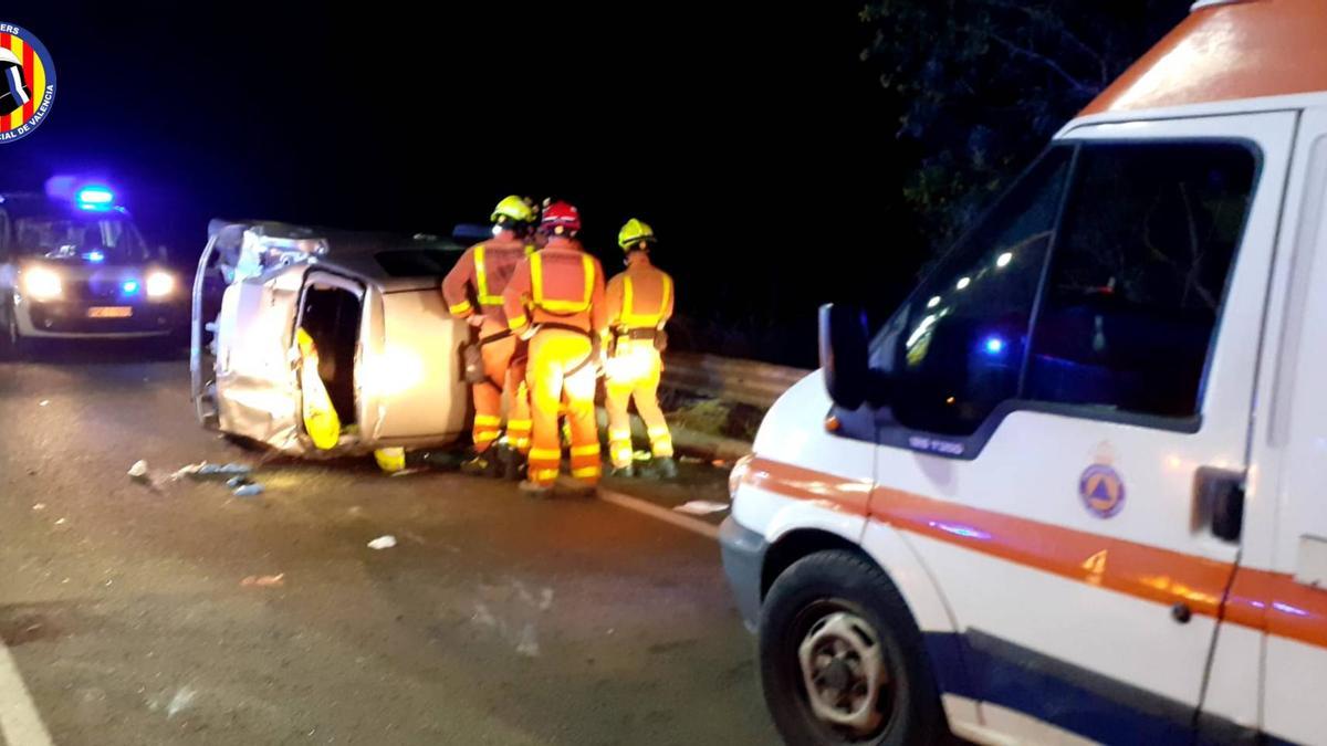 Los bomberos atendieron a las víctimas del accidente de Montserrat.