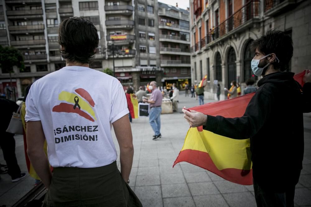 Cacerolada contra el gobierno en la plaza San Miguel, en Oviedo