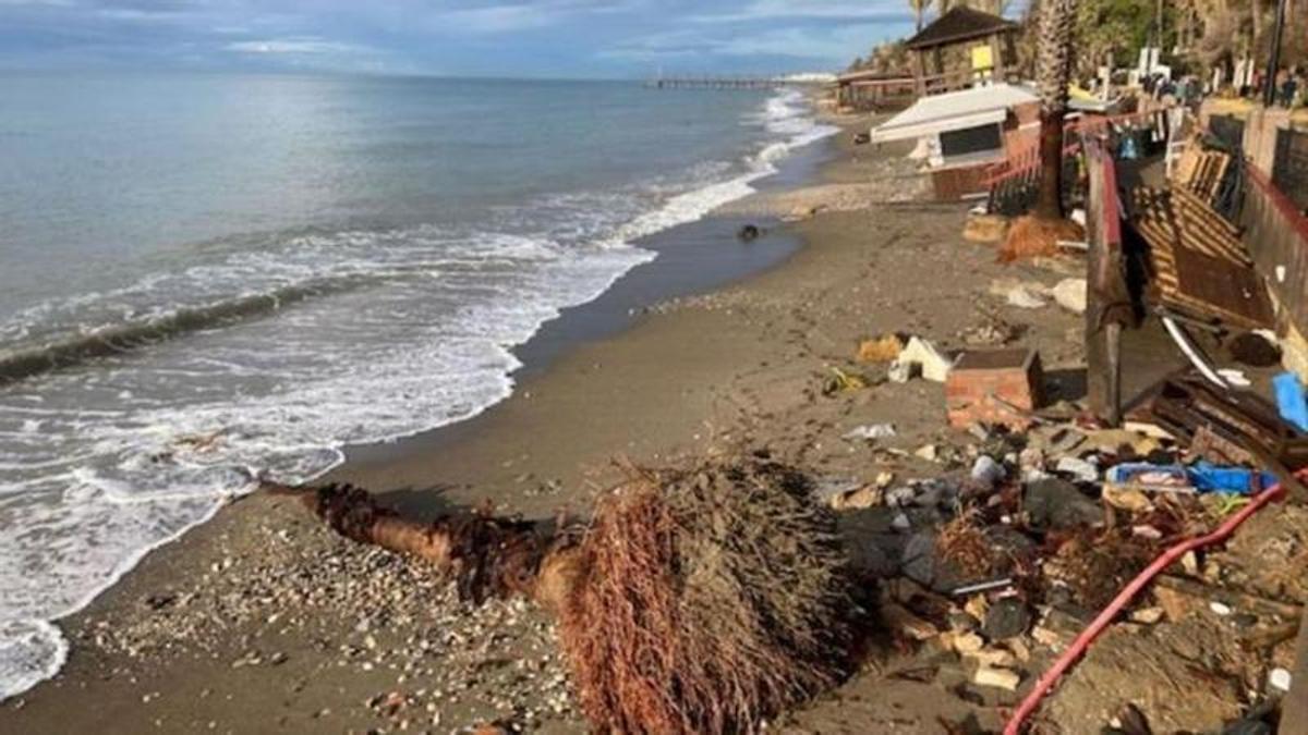 Una playa de Marbella en la Milla de Oro afectada por un temporal a inicios de año.