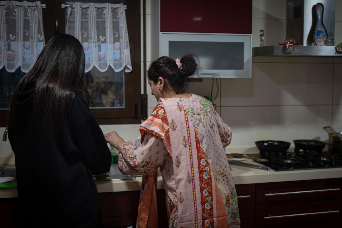 Fabea (i.) y Saima (d.), preparando la cena para romper el ayuno por Ramadán.