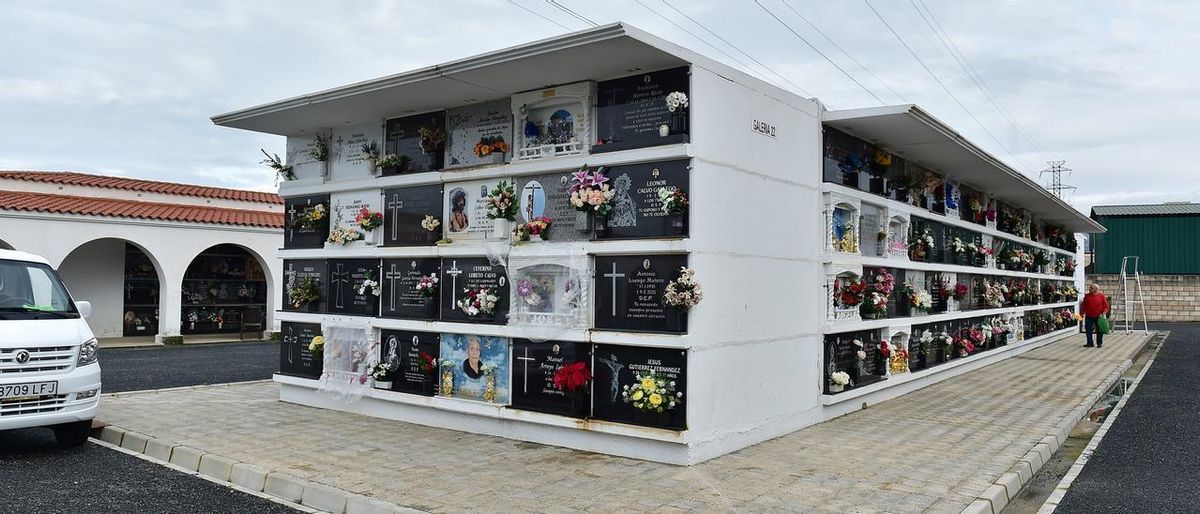 Nichos prefabricados construidos en el cementerio de Plasencia.