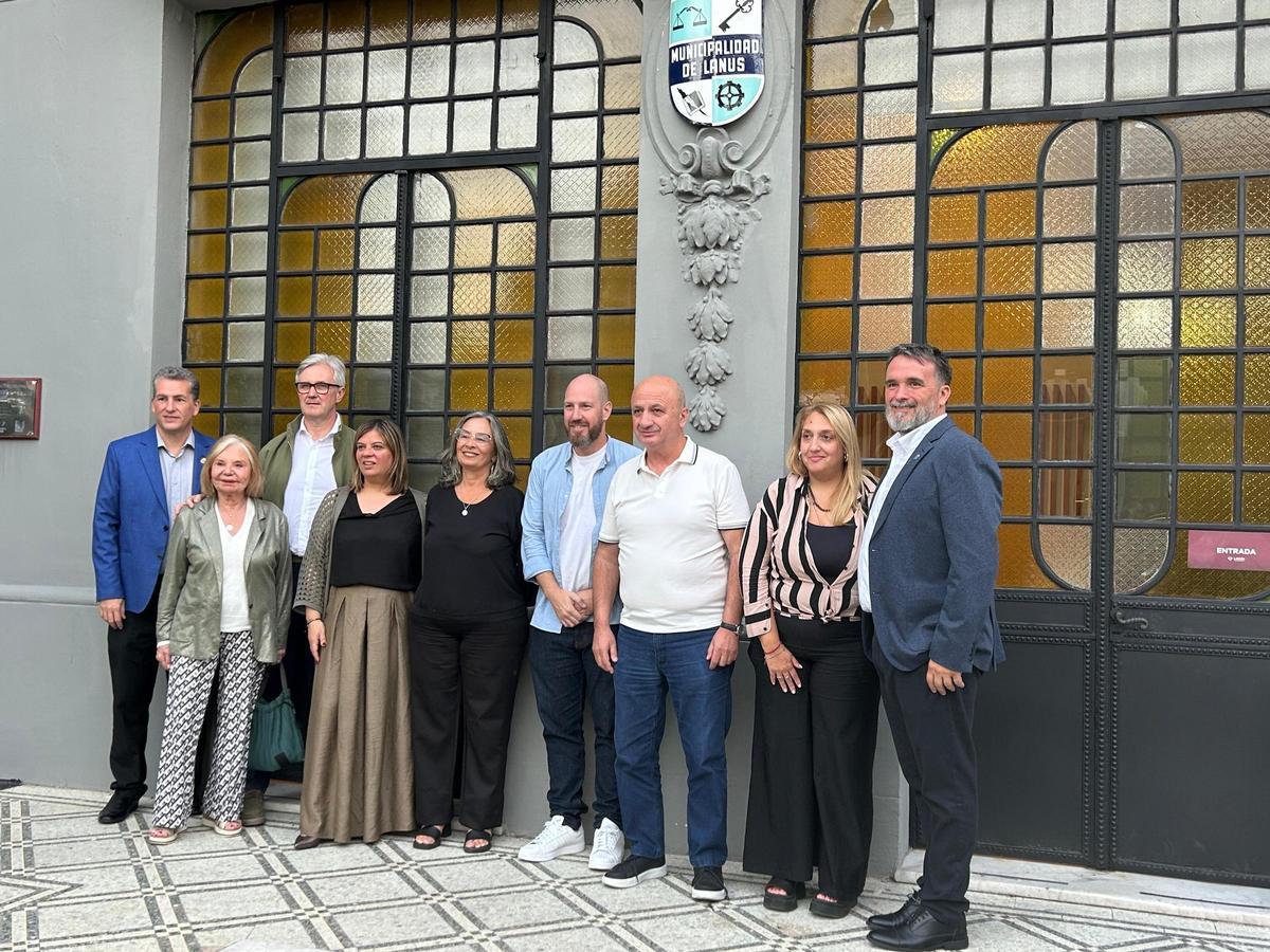 En la imagen, la delegación asturiana ante el Consejo Deliberante de Lanús con representantes de la institución.