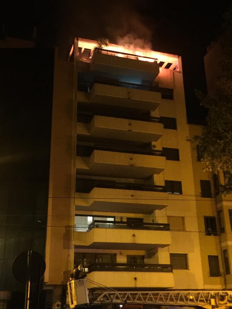 Dos heridos en el devastador incendio de un ático en el centro de Palma