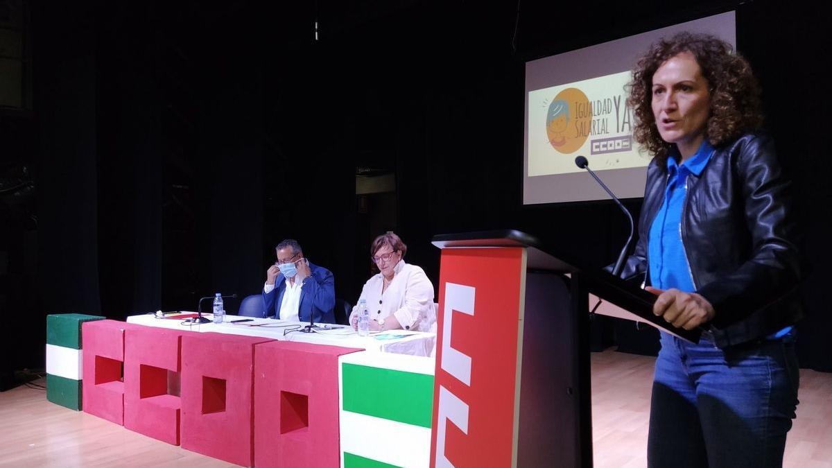 Nuria López, en una asamblea sobre la reforma laboral en Almería.