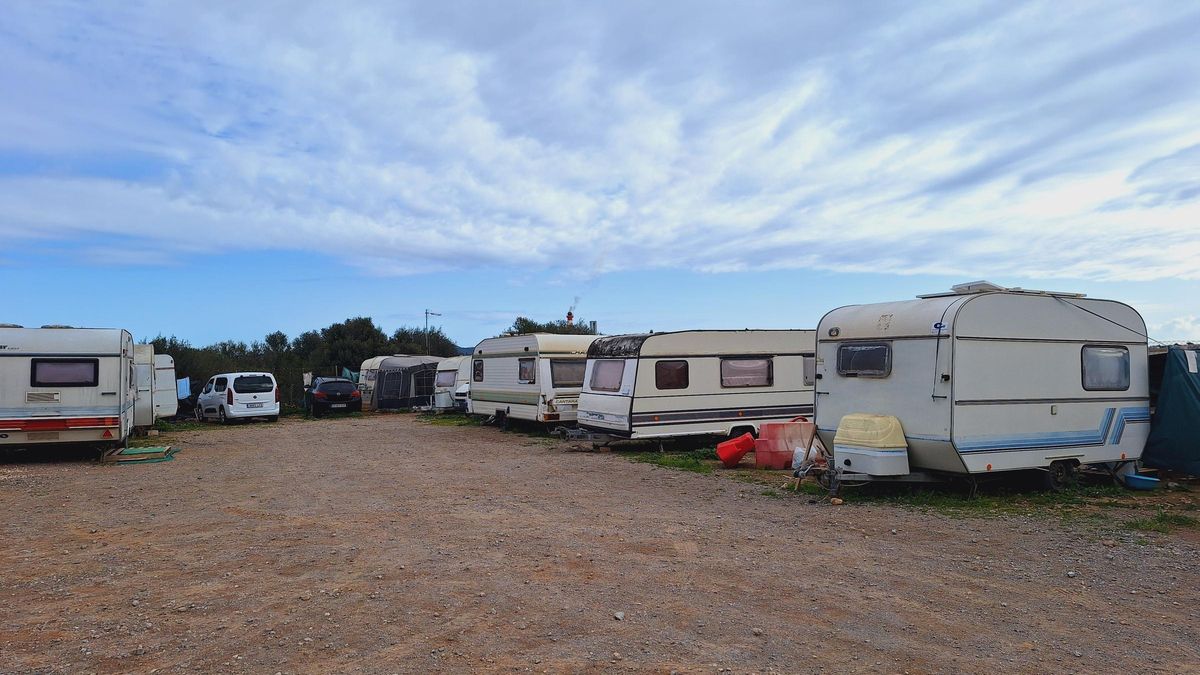 Gabriel, que intenta empadronarse, vive en una caravana en sa Joveria.