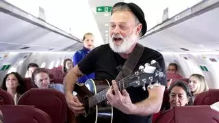 Binter sorprende con un concierto en pleno vuelo de Madrid a Gran Canaria como adelanto del festival Locos por la Música