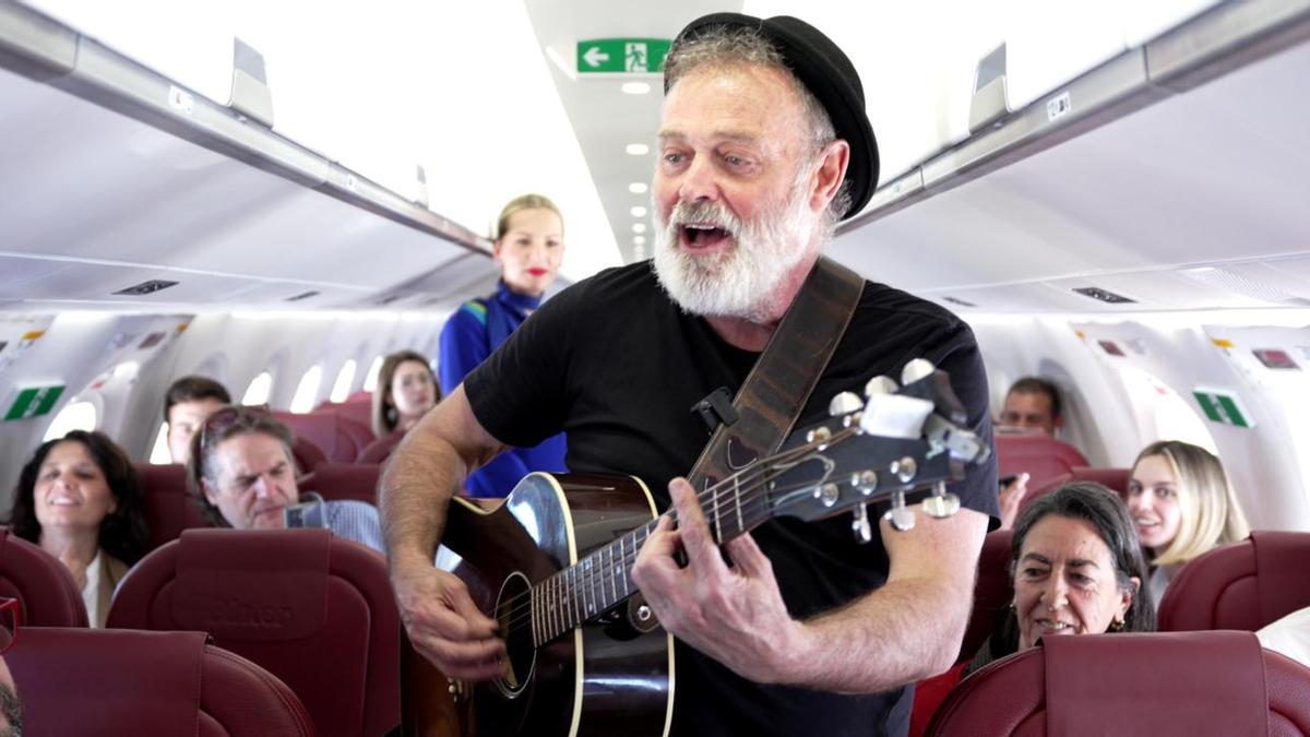 Pablo Carbonell, durante el concierto entre un vuelo de Binter entre Madrid y Gran Canaria.