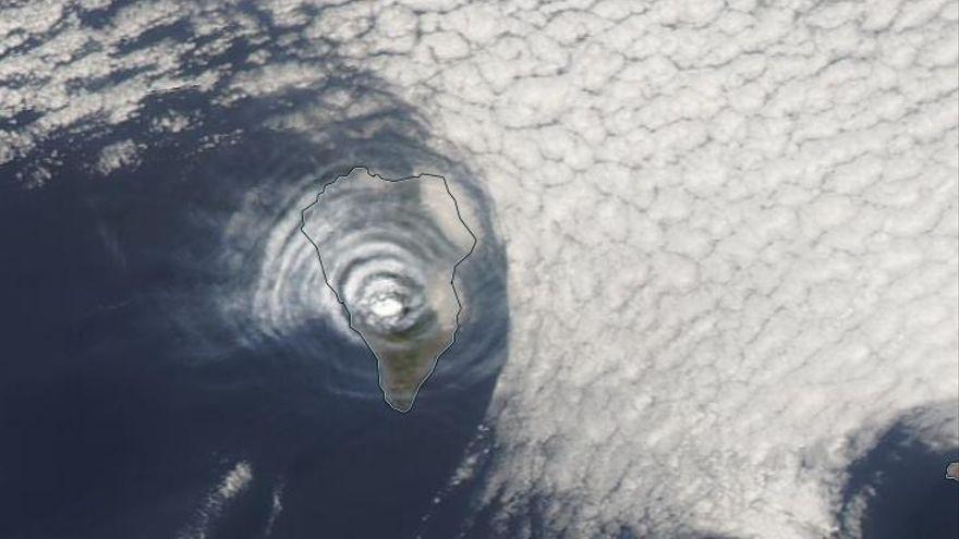 Extraño fenómeno de ondas en el cielo por el volcán de La Palma