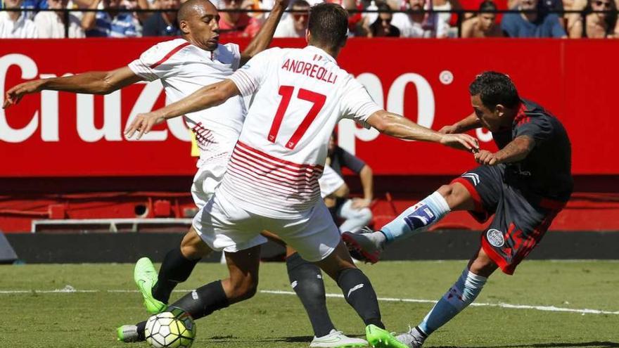 Orellana lograr centrar al área del Sevilla pese a la oposición de N&#039;Zonzi y Andreolli. // J. Manuel Vidal