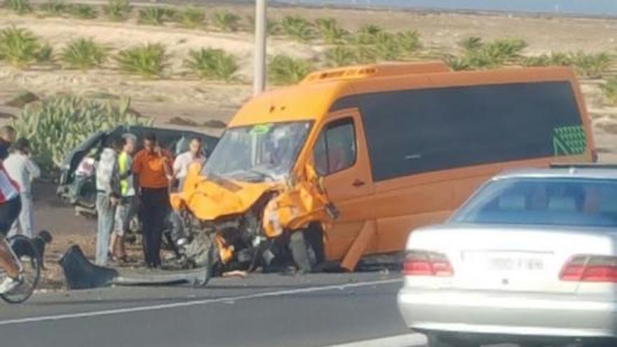 Un muerto en el choque entre una guagua y un turismo en Fuerteventura