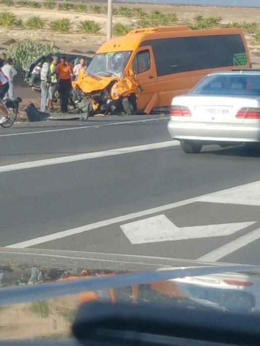 Un muerto en el choque entre una guagua y un turismo en Fuerteventura