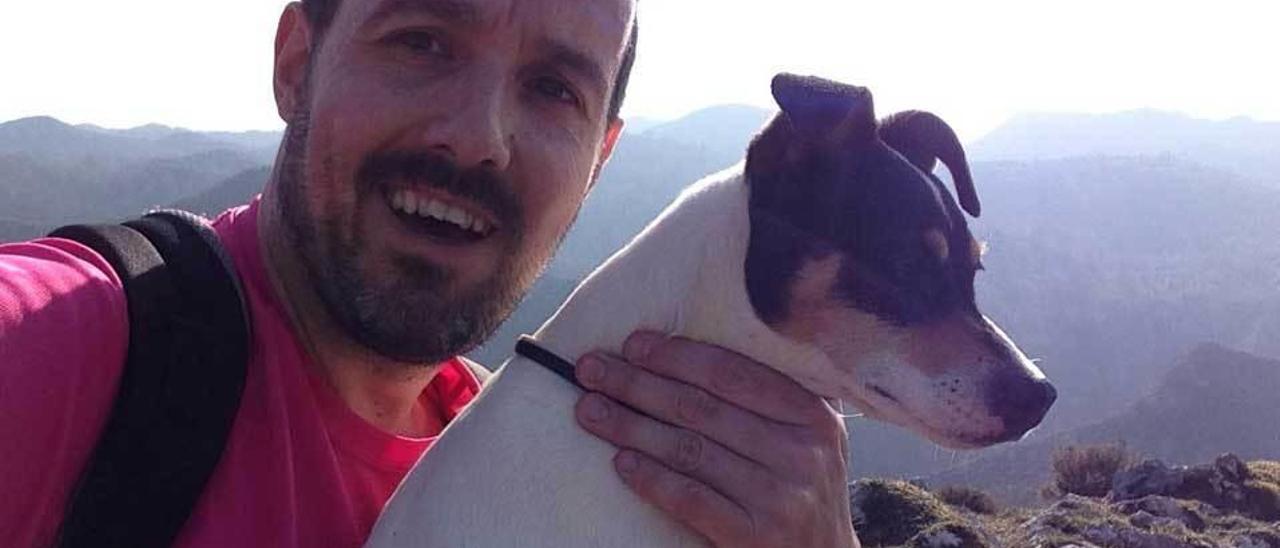 El sacerdote Alfonso López Menéndez, junto a su perro &quot;Peter&quot;, en una de sus salidas por los Picos de Europa.