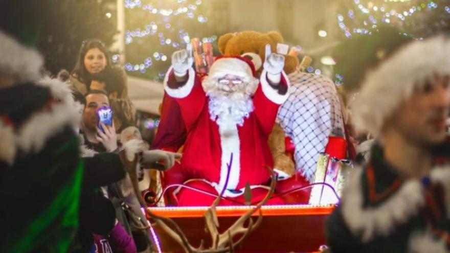 Un Papa Noel durante un desfile.