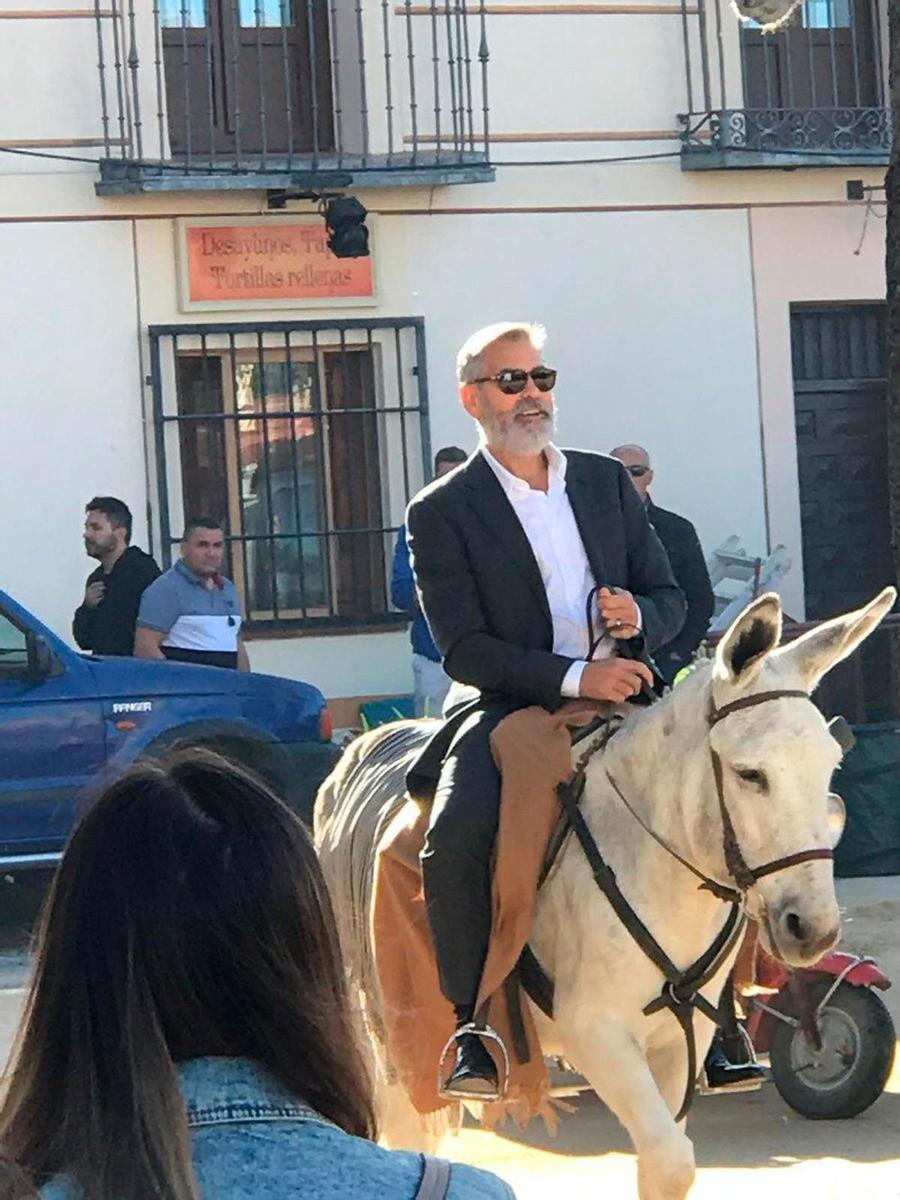 George Clooney montado en un burro