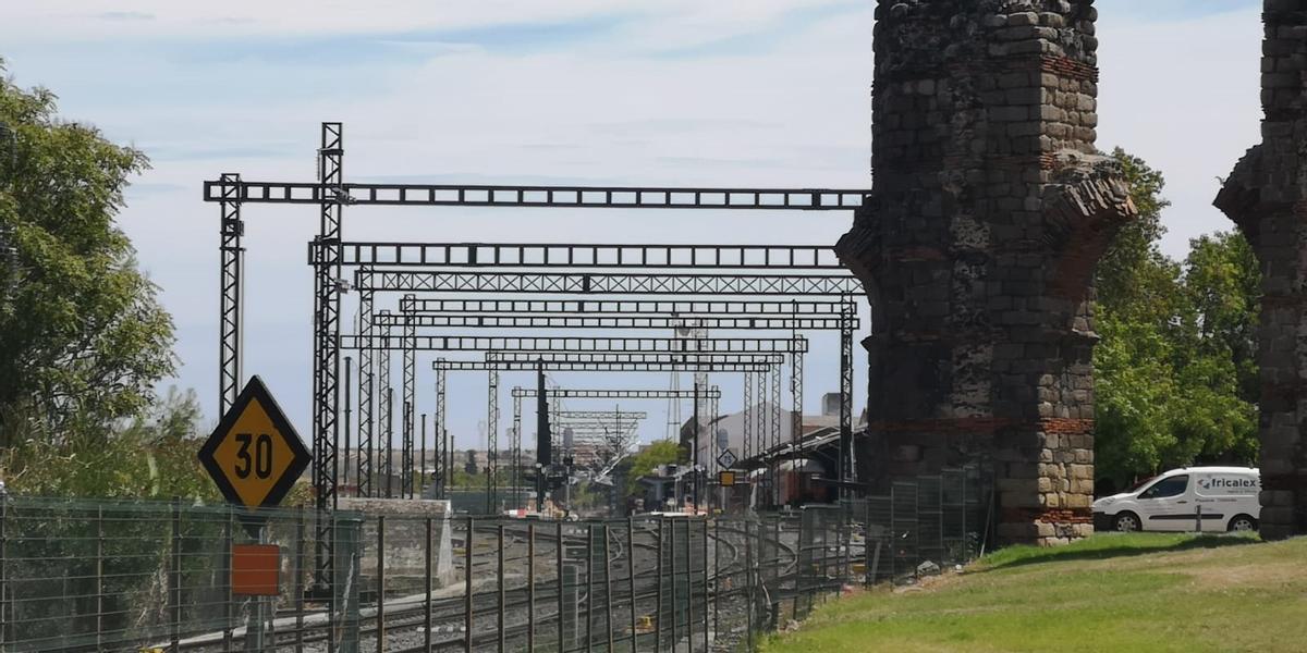 Catenarias de la línea de alta velocidad en la entrada a la estación de Mérida