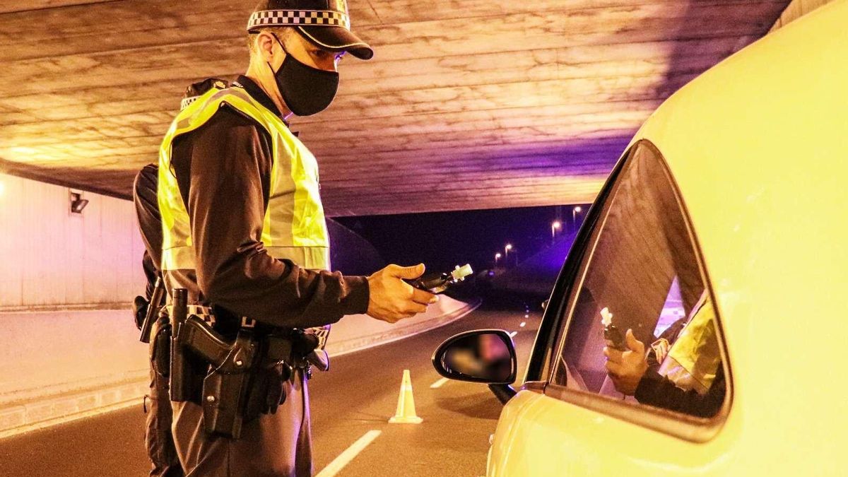 Control de tráfico realizado por la Policía Local de Alicante en la Avenida de Dénia.