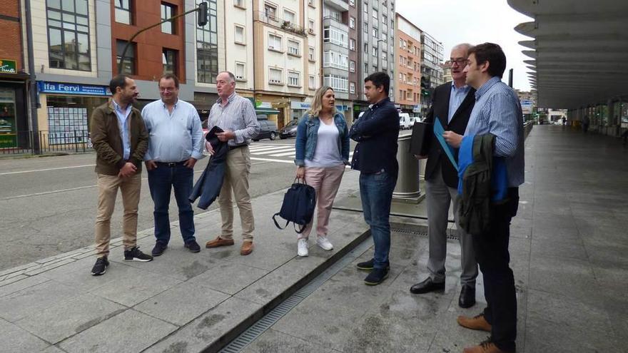 El Alcalde (izquierda), con ediles del PSOE y de Foro y técnicos.