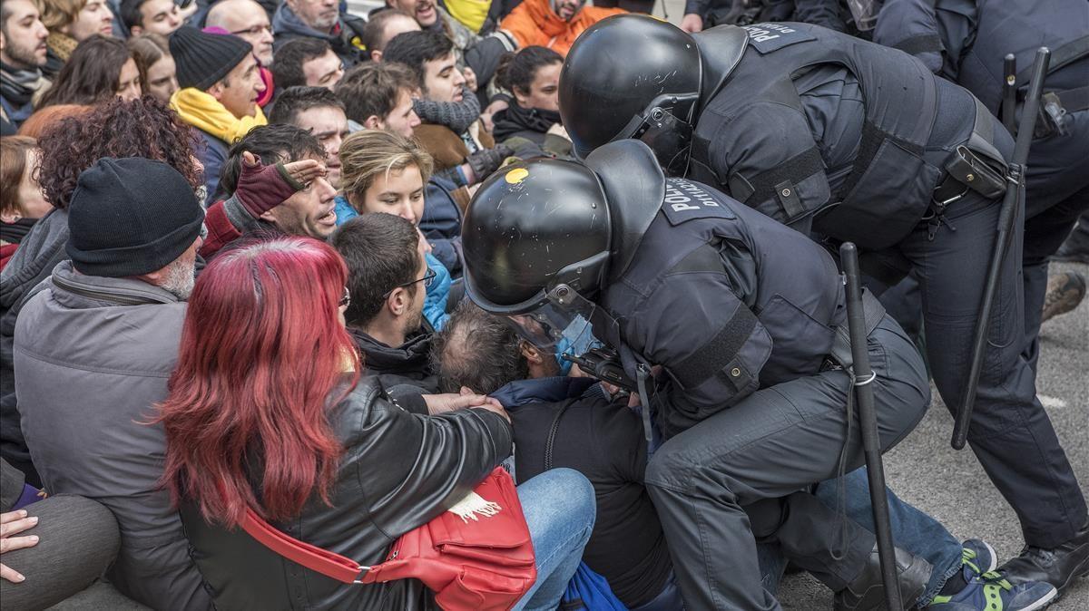zentauroepp42278923 barcelona  23 02 2018 antidisturbios de los mossos desalojan180223120433