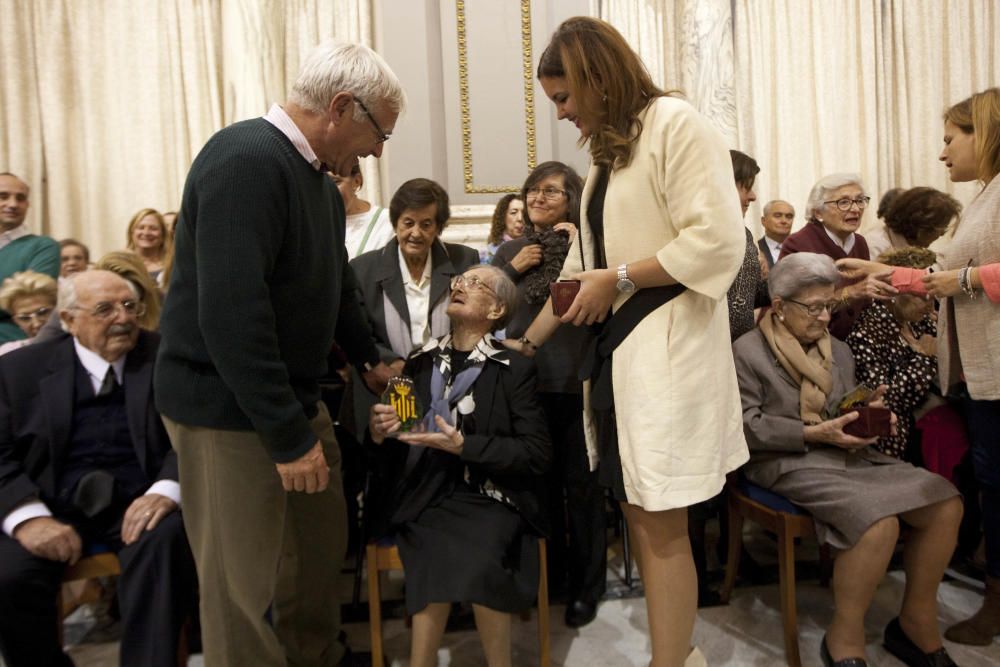 Homenaje a los 25 vecinos centenarios de Valencia