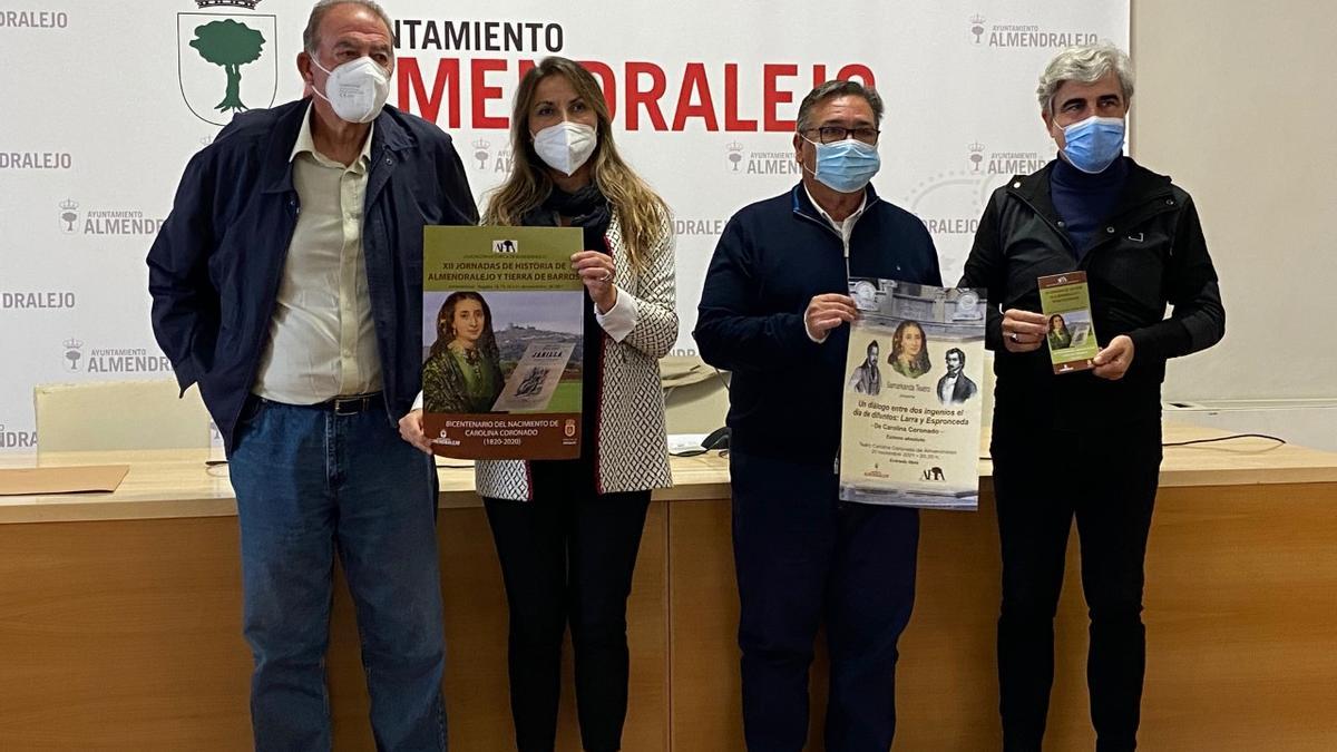 Presentación de las jornadas con miembros de la asociación histórica de Almendralejo