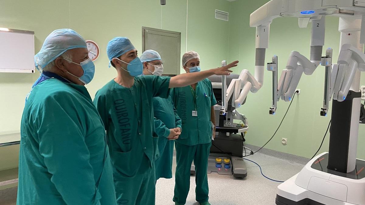 El Hospital Clínico incorpora un robot quirúrgico Da Vinci que realizará más de 150 intervenciones al año.