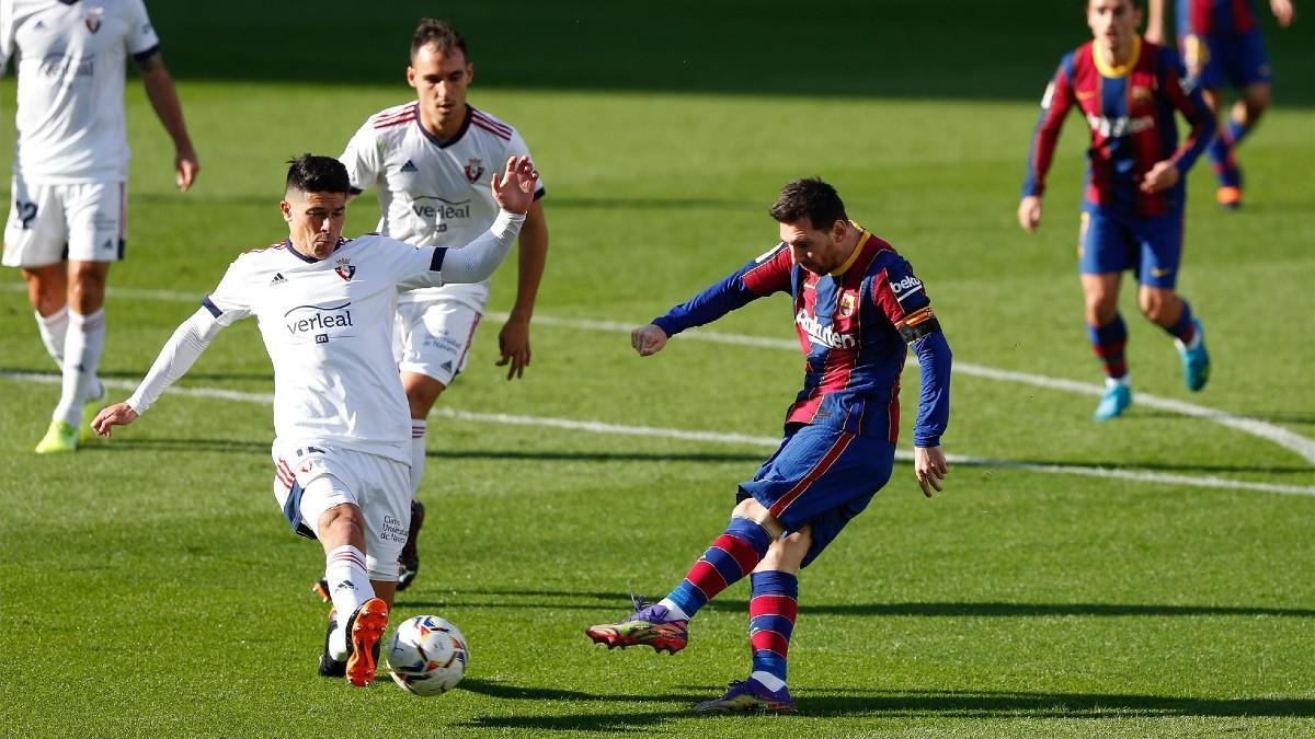 Leo Messi prueba un disparo ante Facundo Roncaglia