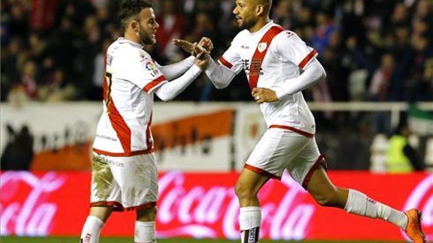 El Rayo se ilusiona con la permanencia y mete en apuros a Las Palmas (2-0)