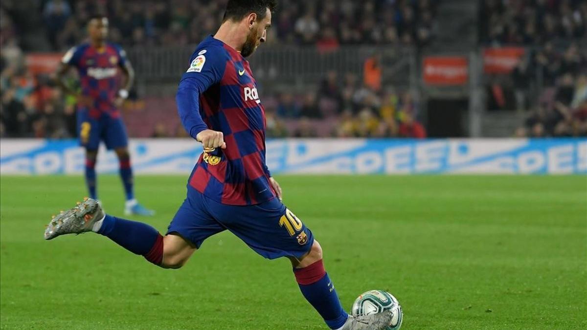 Messi, en el momento de ejecutar la falta que batió a Masip (Valladolid).