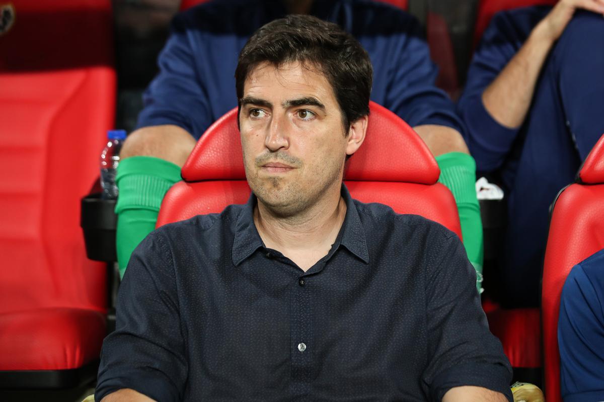 Andoni Iraola, entrenador del Rayo, durante el partido contra el FC Barcelona en Vallecas.