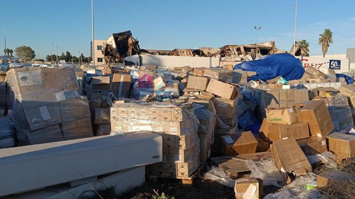 Material de donaciones de la dana acumulado en el polígono de Algemesí.