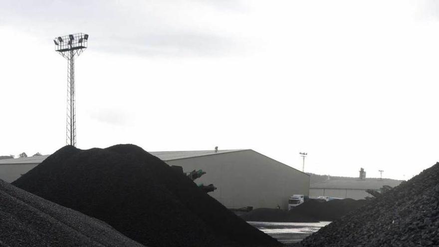 Carbón apilado en el puerto de Avilés.