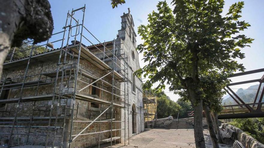 Aspecto que presentan las obras de la iglesia de Trubia.