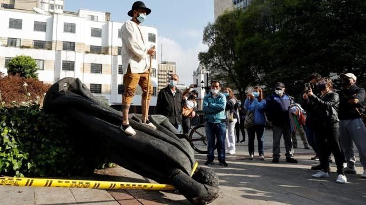 Indígenas misak derriban la estatua de Gonzalo Jiménez de Quesada, en el centro de Bogotá.