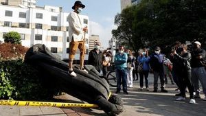 Indígenas Misak derriban la estatua de Gonzalo Jiménez de Quesada, en el centro de la ciudad - Efe